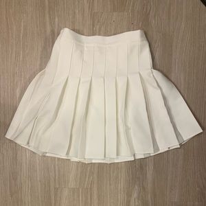 NWT White pleated skirt with inner shorts - Large